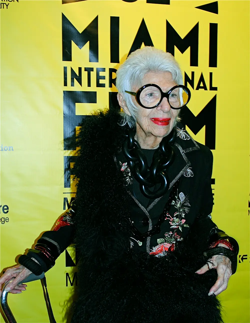テーラードジャケット  アイリス アプフェル Iris Apfel Iris_Apfel_at_MIFF.webp
